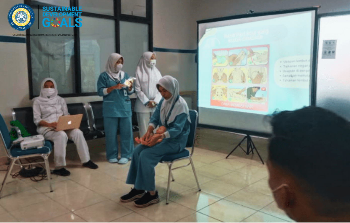 Pijat Bayi Lembut, Keceriaan di Setiap Sentuhan